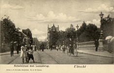 2891 Gezicht op de Lucasbrug over de Stadsbuitengracht te Utrecht met op de achtergrond de ingang van de Nobelstraat.